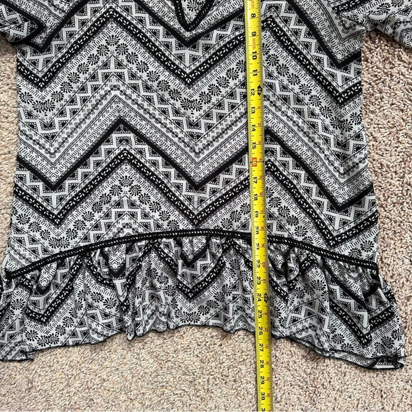 ABOUT A GIRL Black & White Chevron Graphic Asymmetrical Long Sleeve Blouse Sz L - Picture 12 of 13